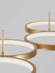 Magnus LED Pendelleuchte 4-flammig 3000K im eleganten goldfarbenen Design mit mehreren Lichtquellen.