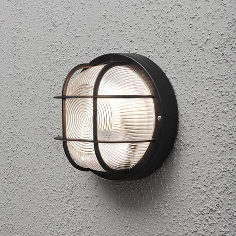 Mantova buitenwand- & plafondlamp zwart aan een wand geïnstalleerd, met modern design en stijlvolle verlichting.