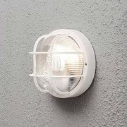 Mantova Außen-Wand- & Deckenleuchte Weiß an einer grauen Wand installiert, moderne Außenbeleuchtung.