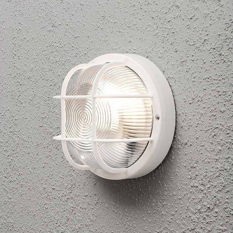 Aplique y plafón para exterior Mantova blanco instalado en una pared gris, iluminación exterior moderna.