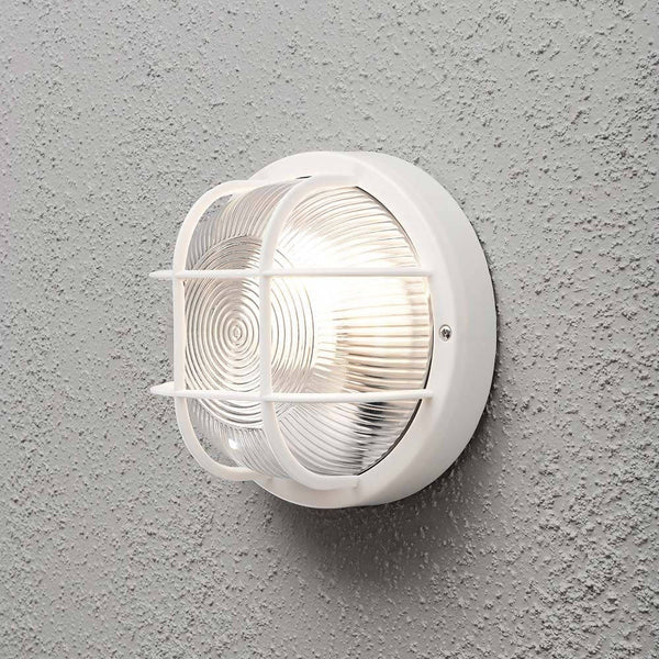 Mantova candeeiro de parede e de teto para exterior Branco instalado numa parede cinzenta, iluminação exterior moderna.