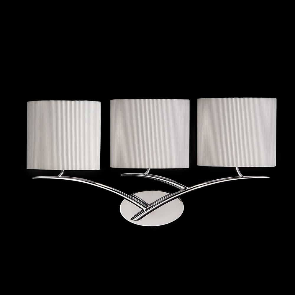 3-flammige Wandlampe Eve mit runden Textilschirmen und elegantem Metall-Design auf schwarzem Hintergrund.