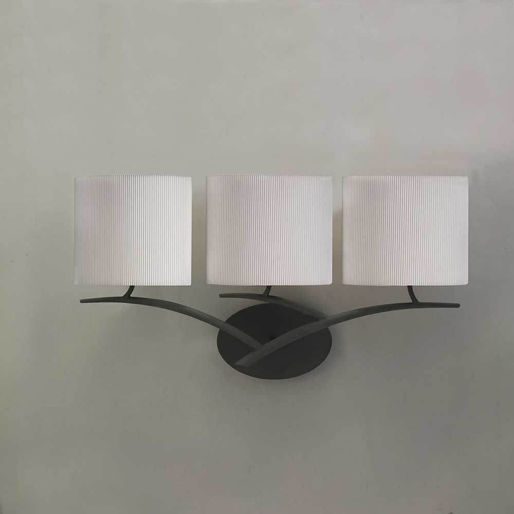 3-flammige Wandlampe Eve mit runder Form und Textilschirmen auf grauem Hintergrund.
