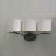 3-flammige Wandlampe Eve mit runder Form und Textilschirmen auf grauem Hintergrund.