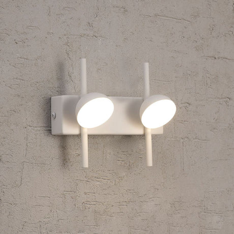 Adn 2-flammige LED-Wandleuchte in elegantem Design an einer Wand montiert.