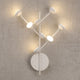 Adn LED-Wandleuchte Medium in modernem Design mit mehreren Lichtquellen an einer wandmontierten Halterung.