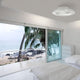 Alisio LED-Deckenleuchte + Ventilator in einem modernen Schlafraum mit Blick auf das Meer.
