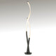 Armonia LED-Stehleuchte mit geschwungener Form und Dimmfunktion für stimmungsvolles Licht.
