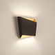 Asimetric Wandleuchte eckig in stilvollem Design, montiert an der Wand mit warmem Licht.