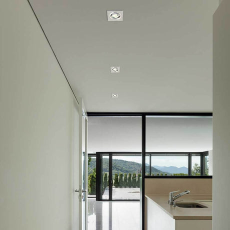 Intérieur moderne avec spot encastré Basico GU10 carré dans le plafond, offrant un éclairage esthétique et du style.