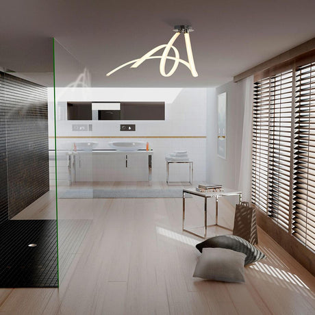 LED-Deckenleuchte Spirale Armonia 66cm in modernem Badezimmer mit Holz-Elementen und minimalistischer Einrichtung.