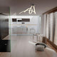 LED-Deckenleuchte Spirale Armonia 66cm in modernem Badezimmer mit Holz-Elementen und minimalistischer Einrichtung.