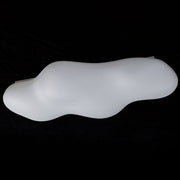 Eos loftlampe i et innovativt design af hvid plast, ideel til moderne opholdsrum.