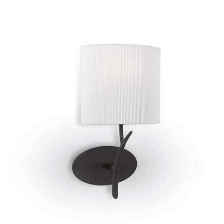 Eve Wandlampe mit runder Form, schwarzem Metall und weißem Textilschirm, ideal für stilvolle Räume.