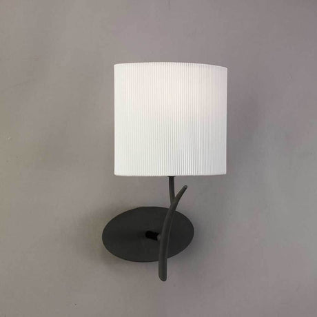 Eve Wandlampe in elegantem Design mit runder Form und Textilschirm auf grauem Hintergrund.