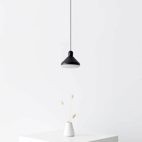 LED-Hängeleuchte Antares in modernem Design über einem weißen Tisch mit Vase.