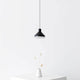 LED-Hängeleuchte Antares in modernem Design über einem weißen Tisch mit Vase.