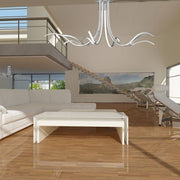 LED-Suspension Corinto à intensité variable dans un salon moderne avec un design élégant et un effet lumineux raffiné.