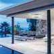 Moderne Himalaya LED-Deckenleuchte und Ventilator in stilvollem Außenbereich mit Pool und Natur. Schlichte Eleganz.