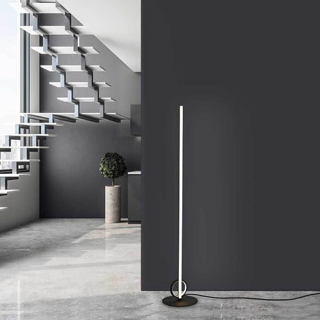 Kitesurf LED-Stehlampe in modernem Wohnraum, elegante Beleuchtung für stilvolle Einrichtung.