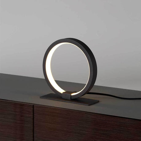 Kitesurf LED-Tischlampe in runder Form auf einem Tisch, modernes Design mit hochwertiger Verarbeitung.