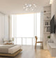 Moderne LED-Deckenleuchte Adn in einem stilvollen Schlafzimmer mit hellem Licht.