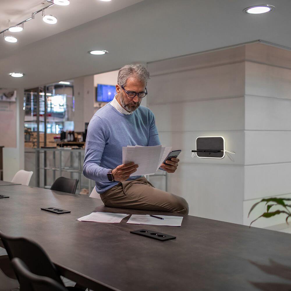 Lanzarote LED-Wandleuchte mit 2 USB Anschlüssen, moderner Arbeitsplatz mit gutem Licht und USB-Anschlüssen.