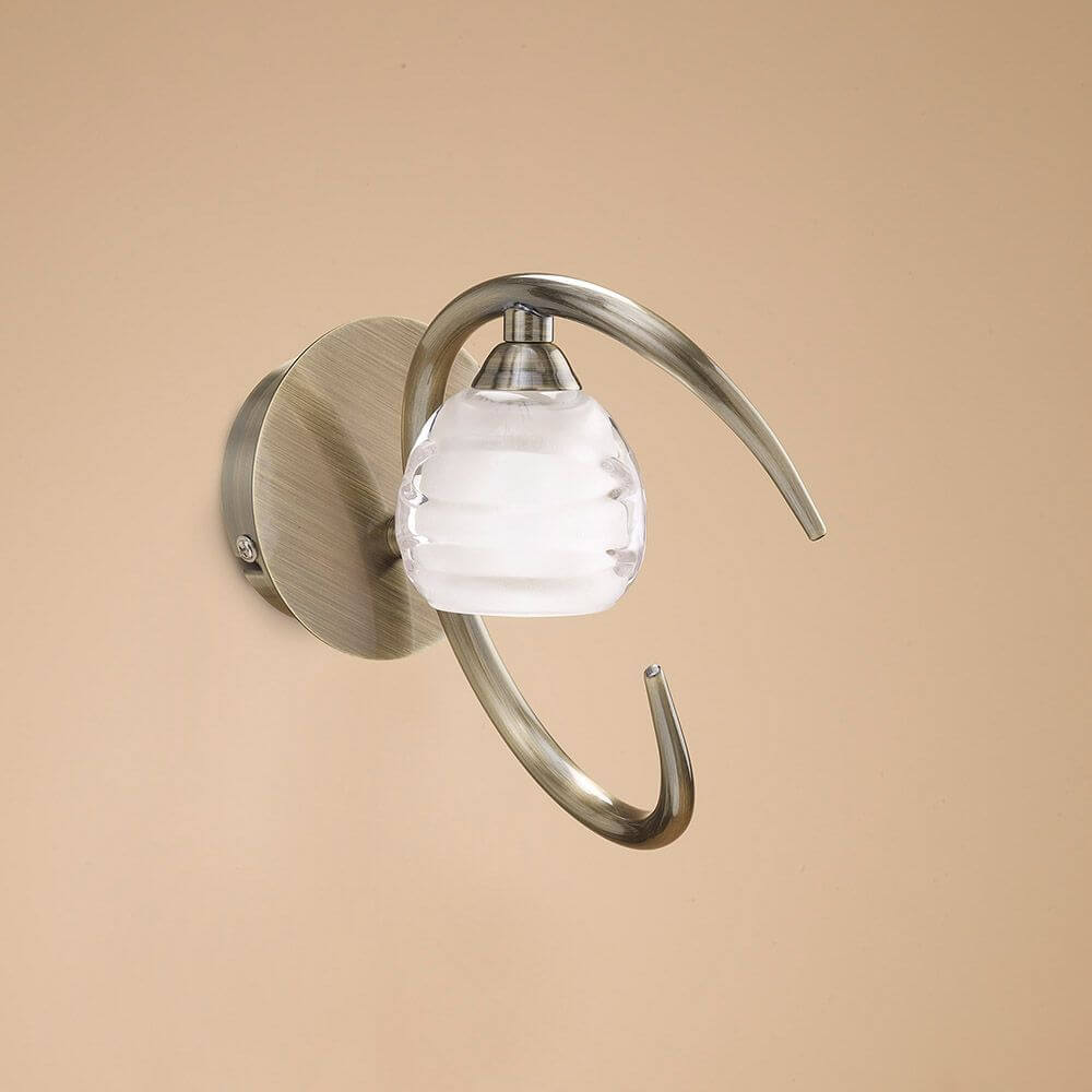 Loop Wandlampe mit geschwungener Form und eleganter Lichtwirkung in modernem Design.