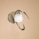 Loop Wandlampe mit geschwungener Form und eleganter Lichtwirkung in modernem Design.