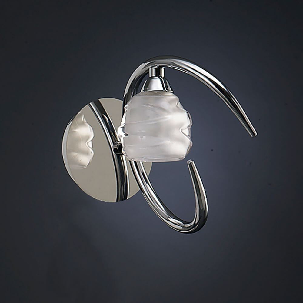 Loop Wandlampe mit geschwungener Form und eleganter Lichtwirkung in Silber und Glas.