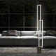 Mural Dimmbare LED-Stehleuchte Weiß-Matt in modernem Wohnraum mit Sofa im Hintergrund.
