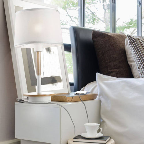 Nordica II Tischlampe Weiß, Holz + USB-Anschluss auf Nachttisch im modernen Schlafzimmer.