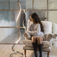 Nur Spirale LED-Stehleuchte Dimmbar Klein neben Sessel in modernem Wohnzimmer, geschwungene Metallform und warmweißes Licht