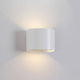 Runde Outdoor LED-Wandleuchte Davos an weißer Hauswand, runde Metall-Wandleuchte mit warmem Licht und IP54-Schutz