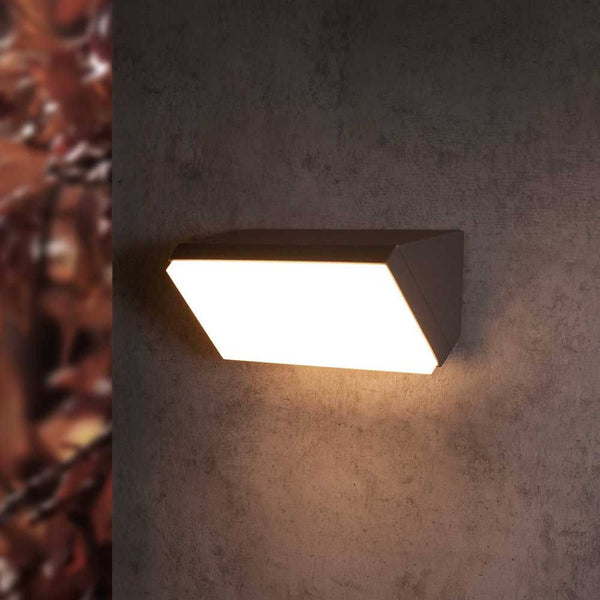 Solden horizontale Außen-LED-Wandleuchte mit warmweißem Licht an moderner Fassade