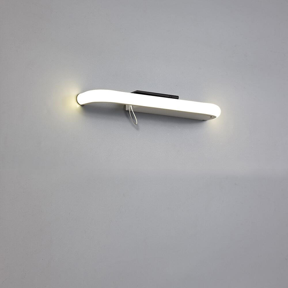 Tenerife LED Wandleuchte mit USB-Anschluss an einer Wand, elegant und modern in Weiß.