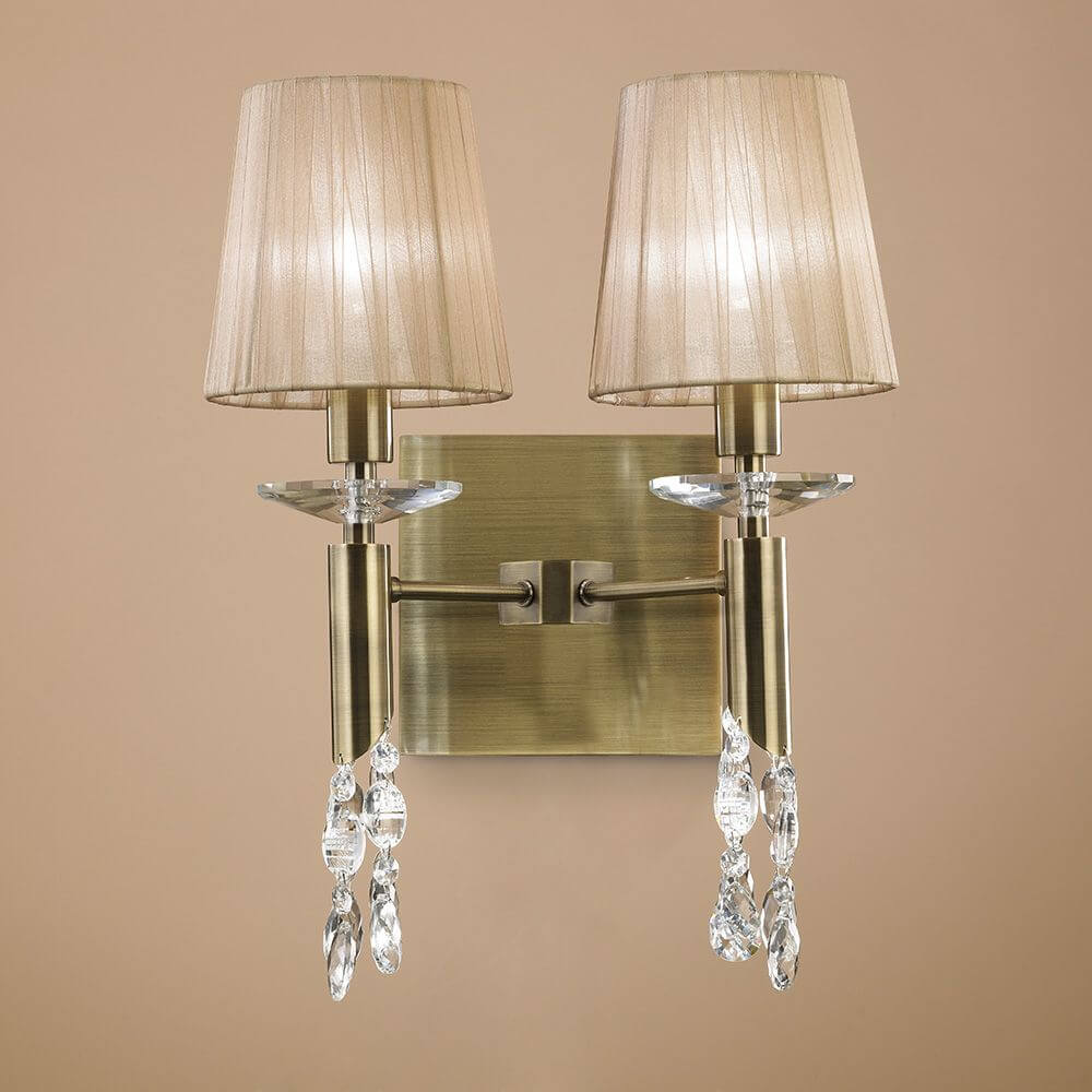Tiffany Doppel-Wandleuchte mit eleganten Stoffschirmen und Kristallelementen, ideales Design für moderne Wohnräume.