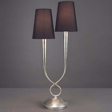 Tischlampe Paola mit zwei schwarzen Lampenschirmen und silbernem Fuß auf grauem Hintergrund.