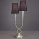 Tischlampe Paola mit zwei schwarzen Lampenschirmen und silbernem Fuß auf grauem Hintergrund.