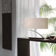 Moderne Tischleuchte Eve 2-flammige mit runder Form, Metall und Textil im Wohnzimmer.