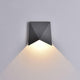 Triax Außen-LED-Wandleuchte mit modernem Design und Lichtstrahl auf Wand