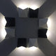 Triax Außen-LED-Wandleuchte an einer Wand, modern und stilvoll, mit geometrischen Formen und Lichtschatten.