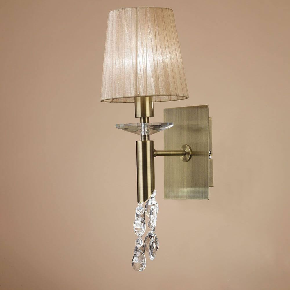 Wandlampe Tiffany mit goldfarbenem Metall, textiler Lampenschirm und dekorativen Kristallelementen.