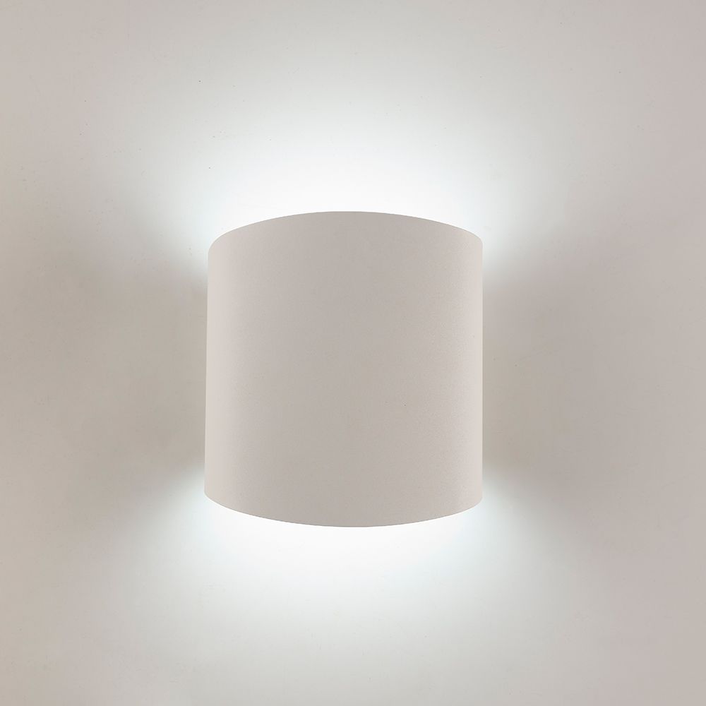 Wandlampe rund Asimetric in Weiß, moderne Wandbeleuchtung mit sanften Lichtstrahlen.