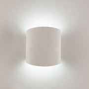 Applique ronde Asimetric en blanc, éclairage mural moderne avec de douces faisceaux lumineux.