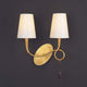 Wandleuchte 80W Paola mit zwei Schirmen und goldfarbenem Design auf dunklem Hintergrund.