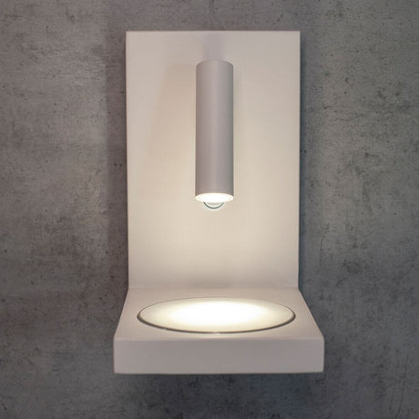 Zanzibar LED-Wandlampe mit Induktionsladegerät für Handy an einer Wand angebracht, modernes Lichtdesign.