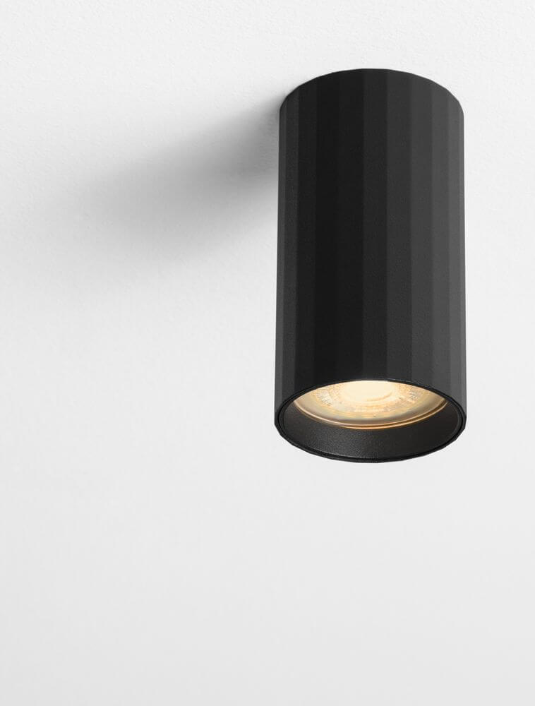 Mare Deckenleuchte GU10 Ø 5,5cm in elegantem Schwarz mit modernem Design an Decke montiert.