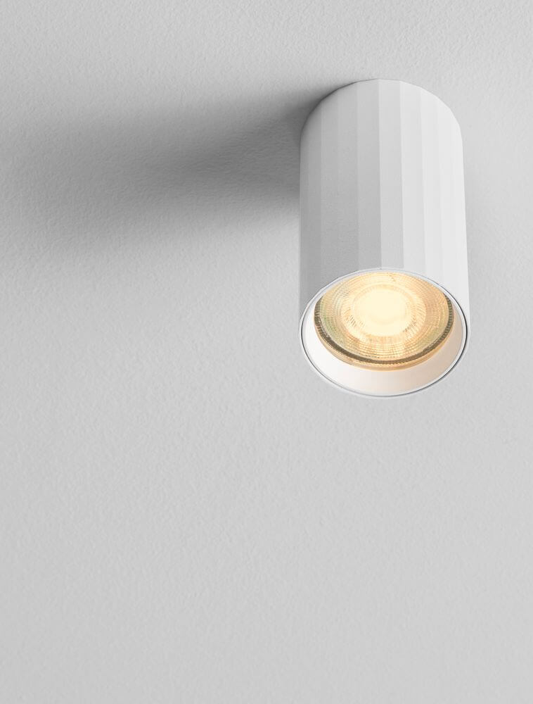 Mare Deckenleuchte GU10 Ø 5,5cm an einer Wand montiert, modernes Design in Weiß.