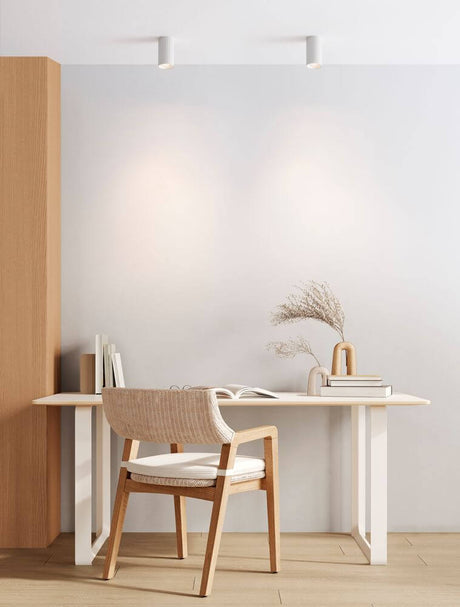 Mare plafonnier GU10 Ø 5,5 cm dans un espace moderne avec chaise en bois et décoration minimaliste